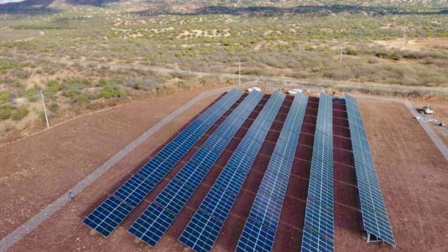 Concluye Gobernador Durazo primera etapa de instalación de plantas solares en municipios de la sierra